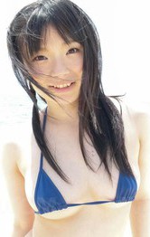 マイクロビキニ姿の前田陽菜ちゃんが、南の島のプライベートビーチでノリノリ！バキュームで吸い上げてご奉仕フェラ。